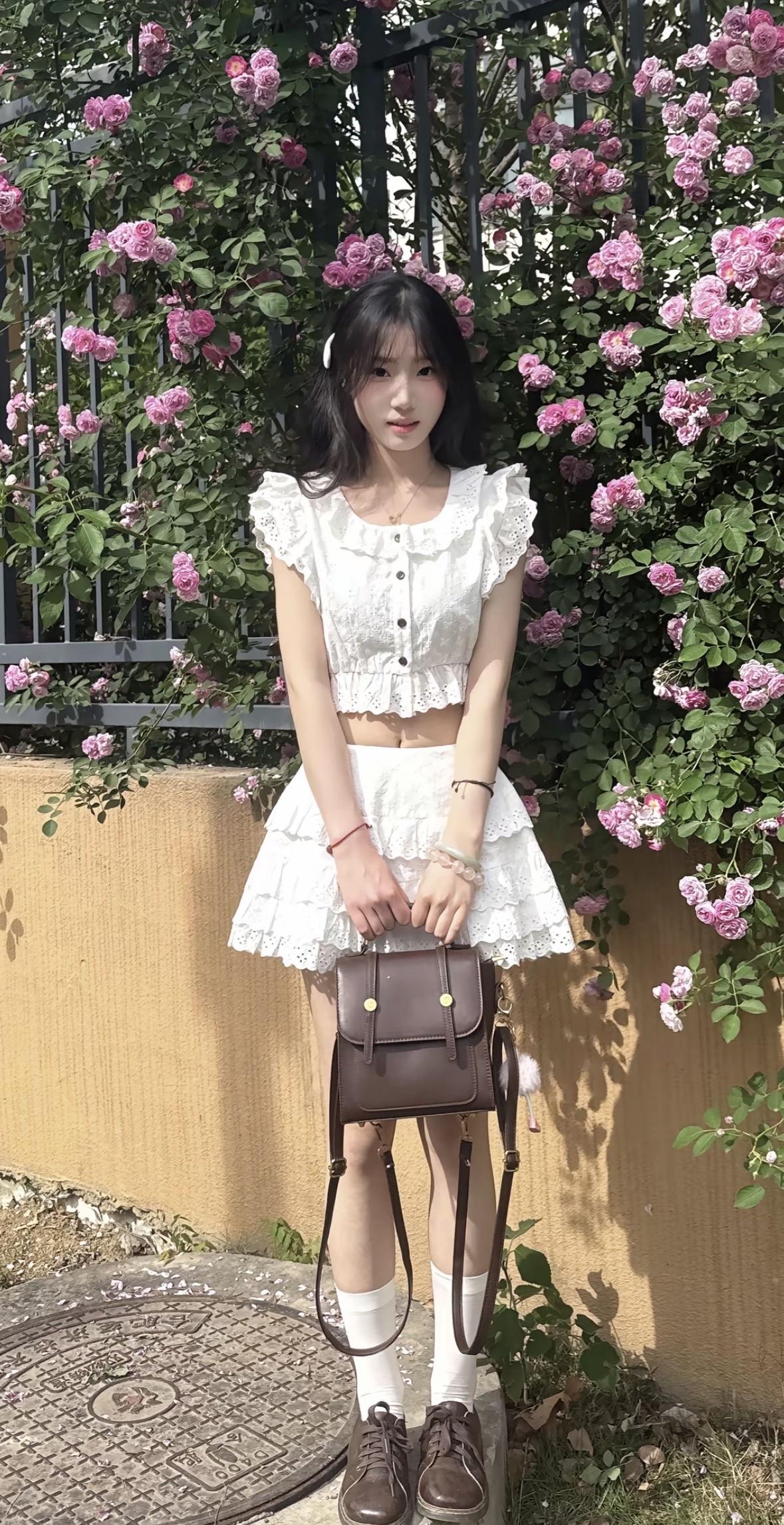 少女心爆棚的粉色花海，甜美白色连衣裙，可爱小包包，完美搭配！🌸💗