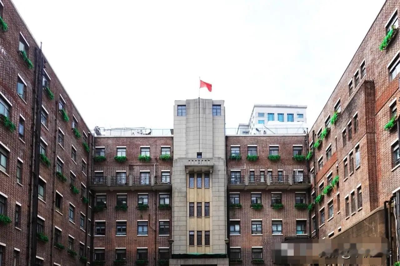 “护士男友代班配药”刷屏：医院一句“临时工”回应，网友为何更愤怒？1️⃣