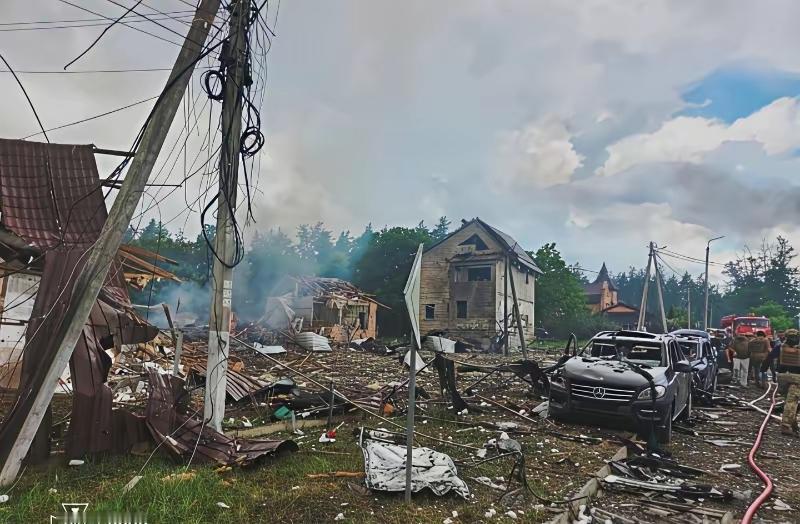 ​在基辅的郊外传出巨大地爆炸之声，这时候可以看到现场非常地惨烈，大量前来救人进行