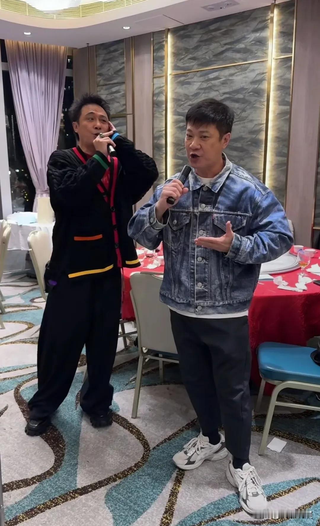 港星的保养是真的有两下子啊，一个个都不见老的！吴镇宇和好友钱嘉乐春节小聚唱k，