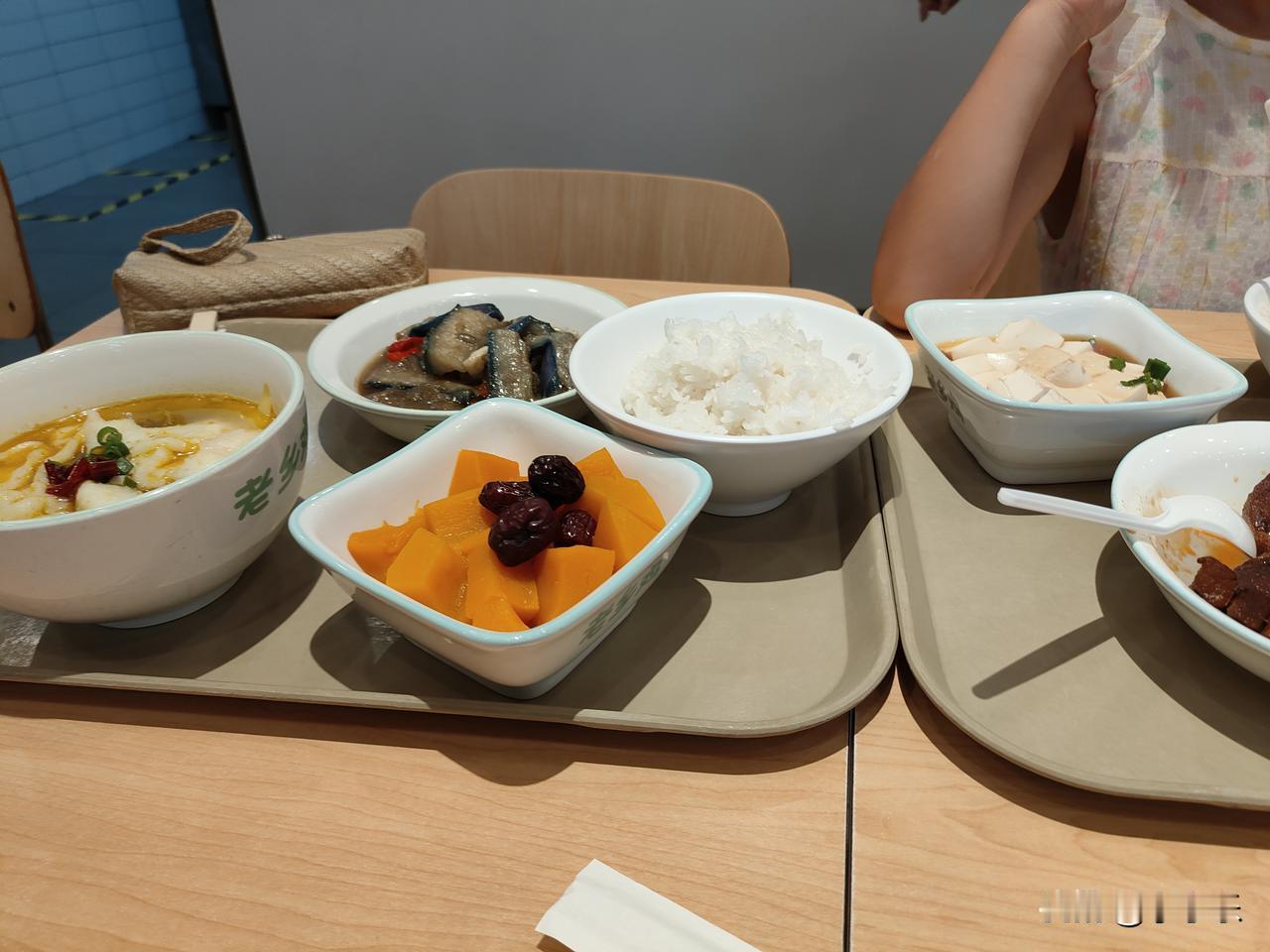 邻居家女子还没有退休，儿媳妇生孩子没法照顾，于是立刻给儿媳订了“月子中心”，一把