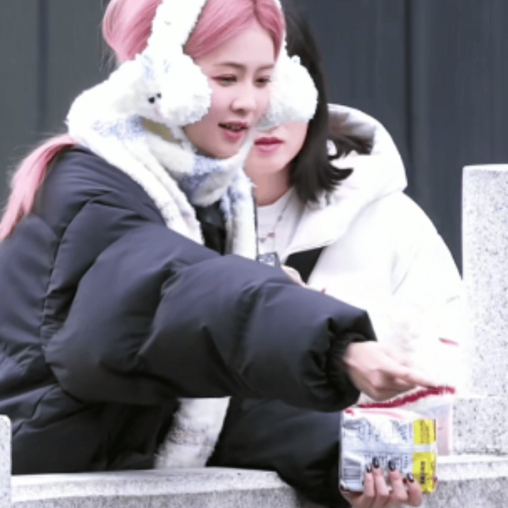 五毛钱的方便面，鱼一口，狗一口，白鹿再来一大口，都不浪费啊！粉发魔女到西藏当魔童