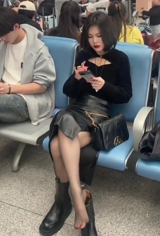 候车室里，最好还是穿上吧。