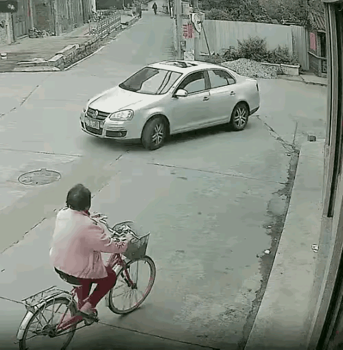 作为一个成年人，有着丰富人生经验的老人，骑车上路，朝路口看了一眼，就被两个骑车的