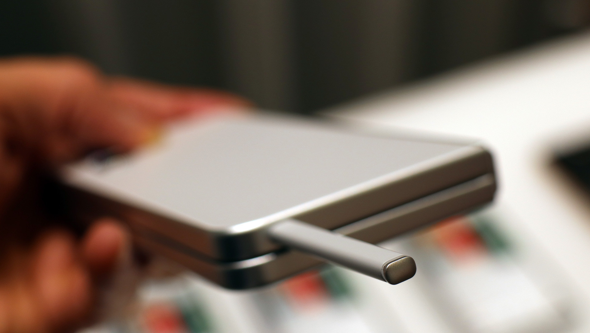 看完三折叠的结构设计，感觉三星已经没有在折叠屏上做内嵌SPen的规划了，或许有