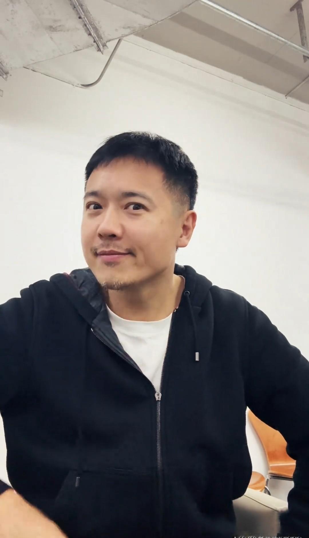 昔日“亿万男主”高云翔，如今蹲地下车库剪20块头！镜头里胡子拉碴、羽绒服起球，