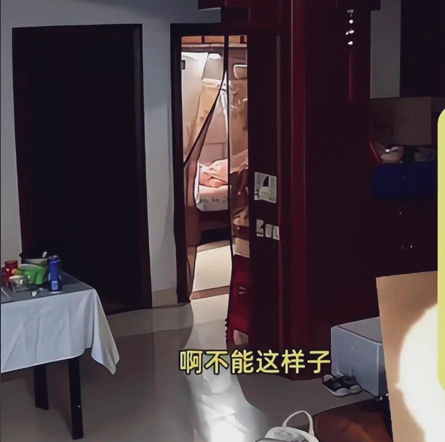 爷爷进厕所没敲门，孙女在里头泡脚。妈妈当场就炸了，家里瞬间吵成一锅粥。这事儿