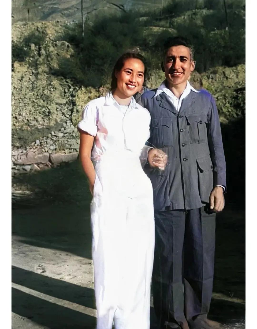 1944年，延安第一美女周苏菲，身穿一身洁白无暇的连衣裤和洋面孔的丈夫合影。她的