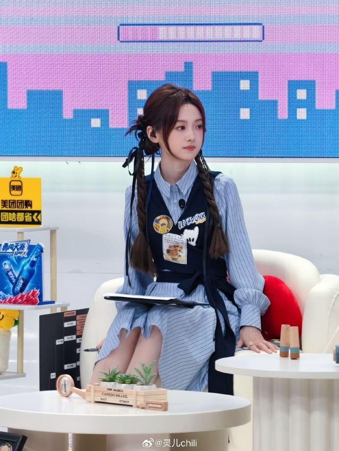 KPL解说灵儿晒照: 今日份评论席要继续见面哇