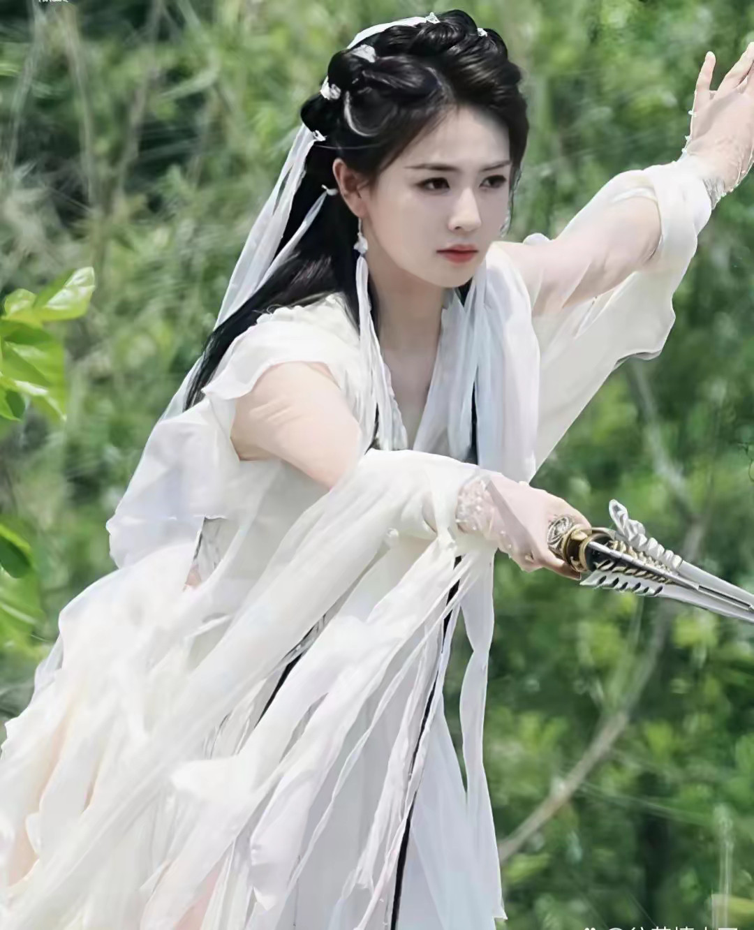 这部就是扬言要将白鹿捧成超一线的剧，这水晶鞋太出戏了吧​​​