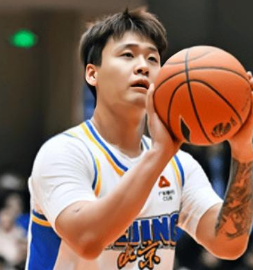 北京男篮球员赵睿谈麦基加盟球队，他表示：我和周琦、曾凡博伤病比较多，一起磨合比较