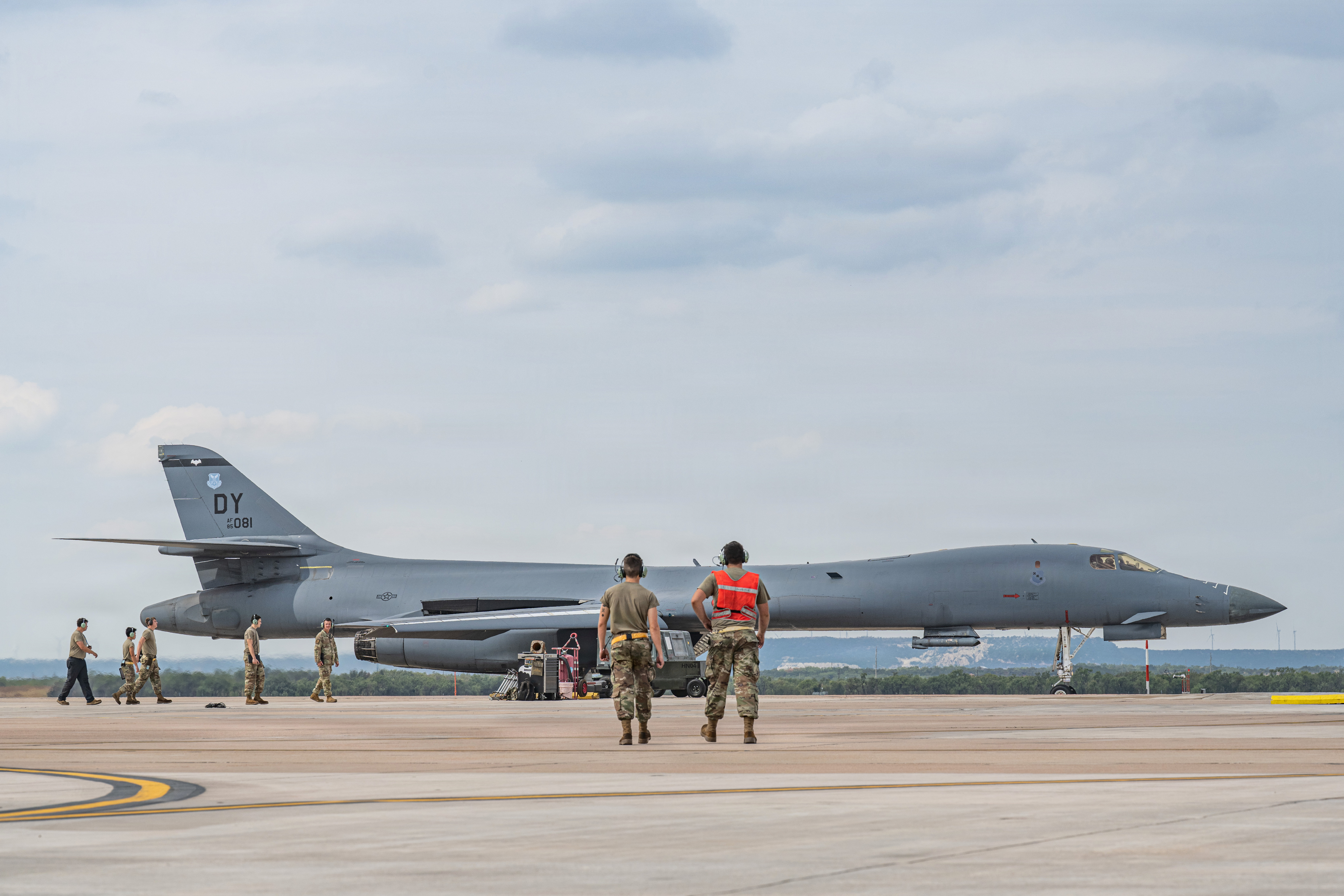 在欢迎仪式上飞越安德鲁斯空军基地的2架B-1B“枪骑兵”战略轰炸机来自驻扎德克萨斯州戴斯空军基地的第