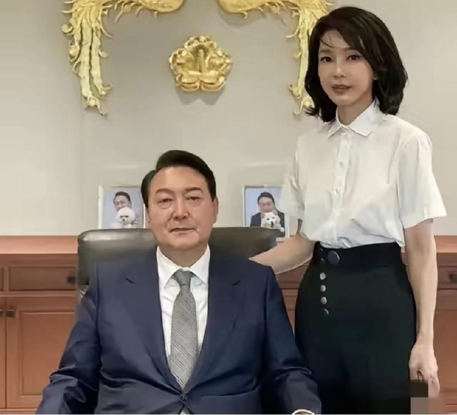 央视刚报的消息简直震碎三观！那个娶了漂亮老婆的尹大总统，居然是个“内鬼”。