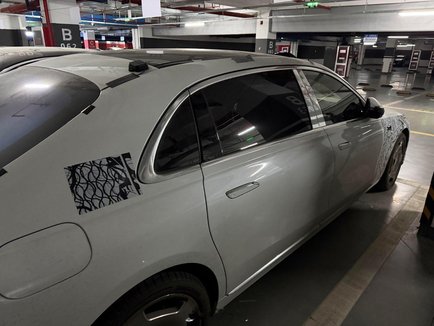 看这个二排车门，是迈巴赫s级没跑了吧。迈巴赫奔驰