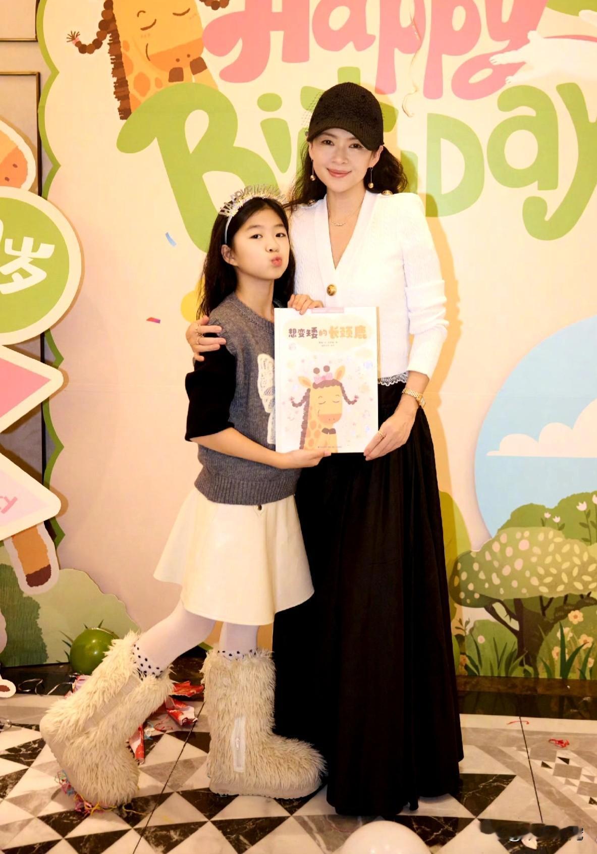 跟谁像谁！醒醒的颜值终于看到了希望，将来可能比葛荟婕的女儿还漂亮！亲妈带娃就是不