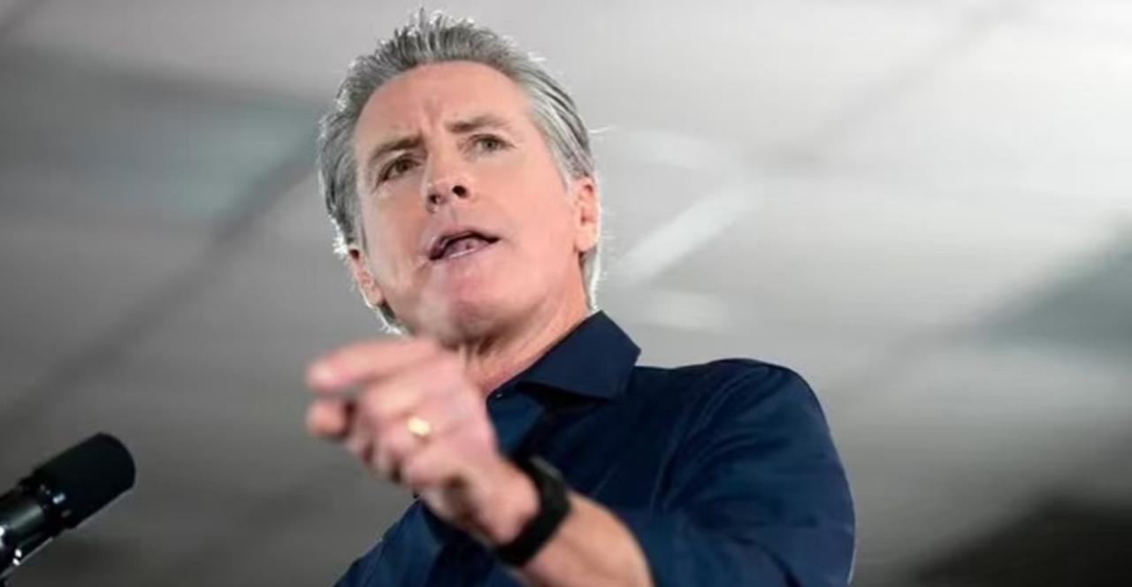 很多人不理解，说加州州长为什么总是抨击美国总统，他不怕美国总统撤了他吗？实际