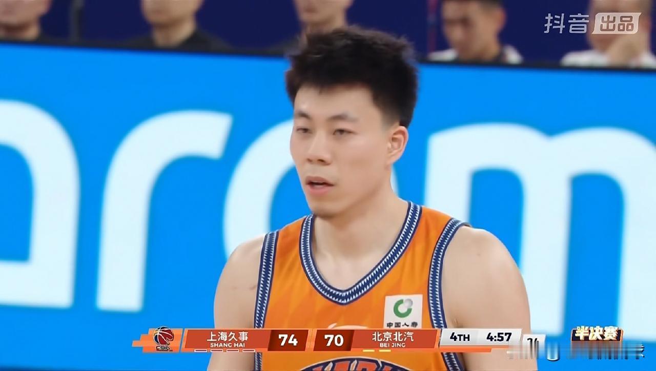 上海久事巨星张镇麟真是球队的关键先生！在今天上海久事主场以87：82险胜北京北汽