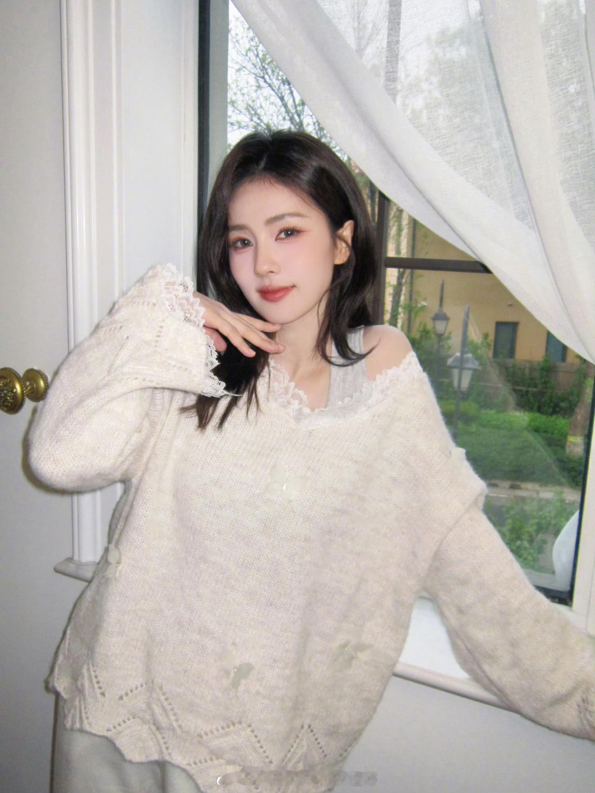 白鹿新买的阿贝贝白鹿新买的阿贝贝也太可爱了吧！和白鹿本人一样看起来都软呼呼的～还