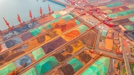 印度政府最近这波操作属实魔幻现实主义。一边在WTO捶桌怒斥中国稀土出口管制"扰乱