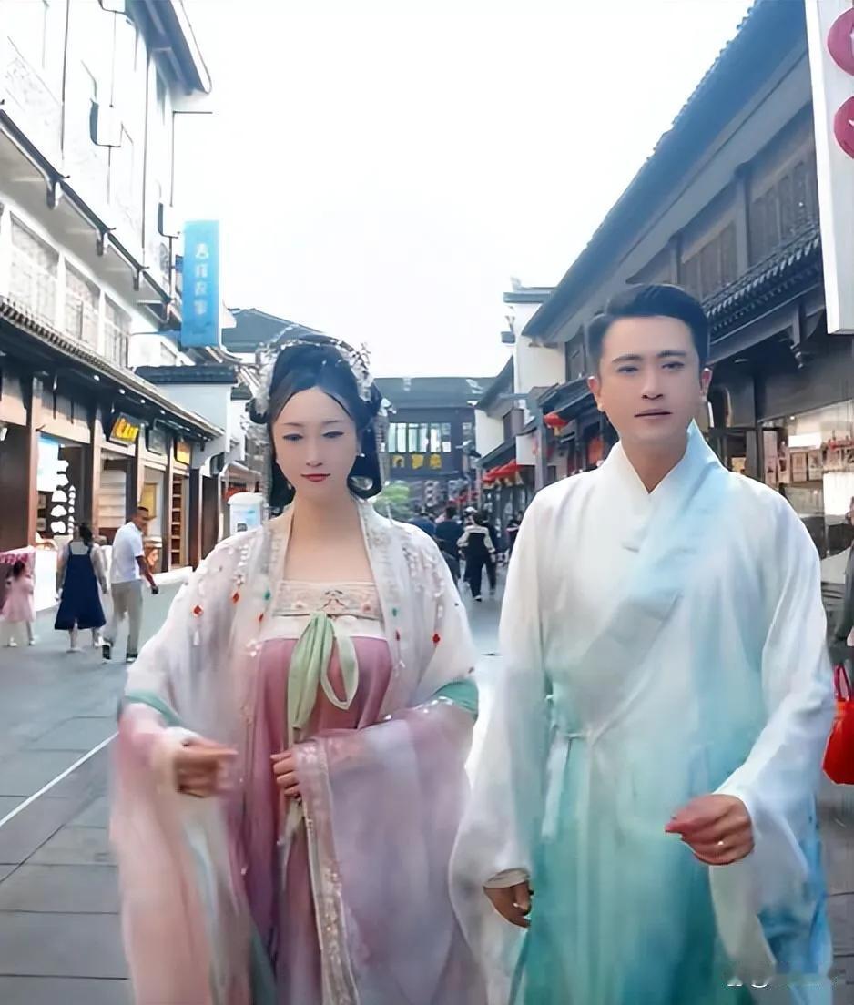 主持人杨帆带着老婆李枫，两口子身着传统汉服，在南京夫子庙步行街上走秀！他们的出现