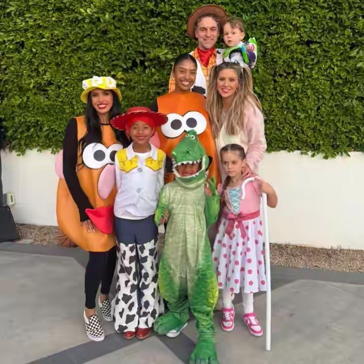 【瓦妮莎晒出全家万圣节🎃装扮加索尔再次陪同科比家人一起过节】今日科比的妻子瓦