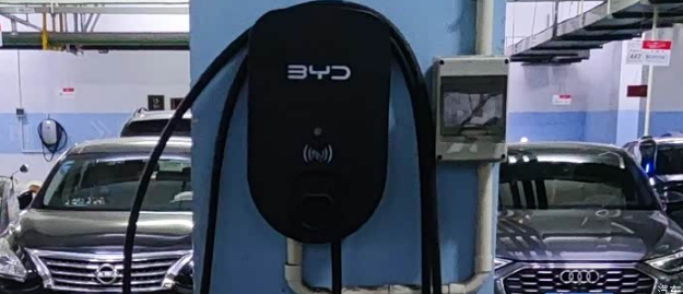 充电时旁边停了辆比亚迪，你的充电速度可能被"抢"了一开始以为是桩的问题，换了好