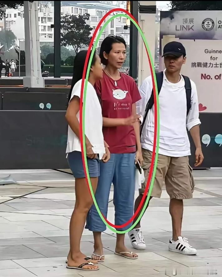 天呐，这身打扮和农村大妈没什么区别，都不敢认了，你认出是谁了吗？