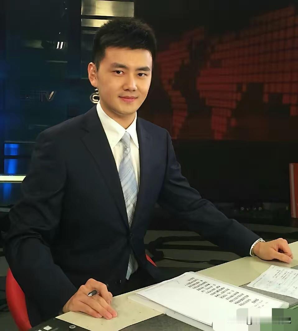央视这位主持人，我个人觉得他比很多明星更帅气。