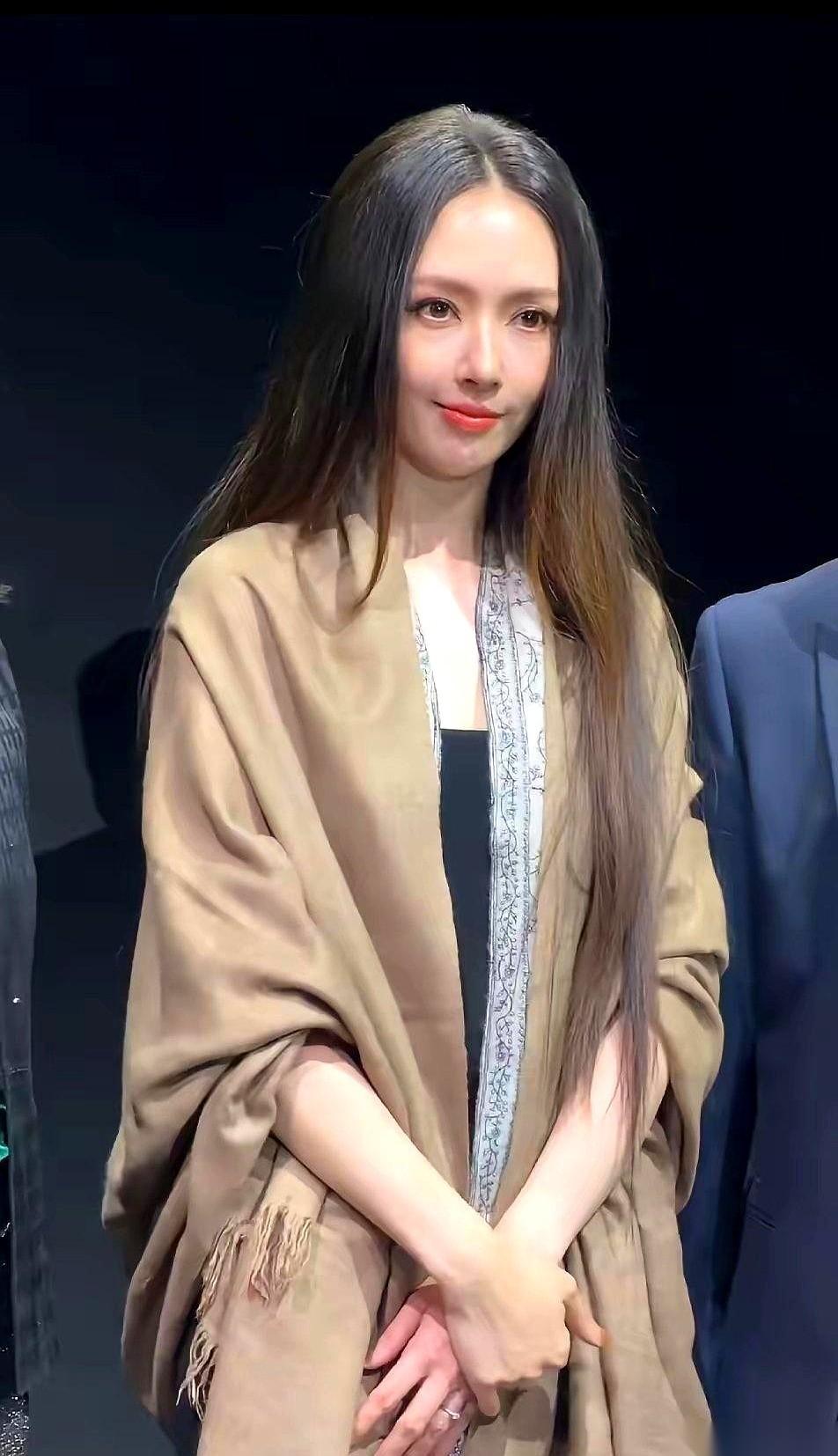 一个女人过得到底好不好，别看她背的包，看头发。这玩意儿，真装不出来。我以前还