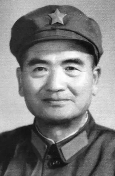 1955年，我军里面，一个叫袁庆荣的军官，被授予解放军大校军衔。当然，袁庆荣这个