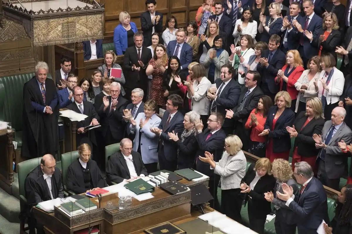 炸锅！英国郡议会53万公款打水漂，零内容狂赚1.5万，纳税人怒了！英国埃塞克