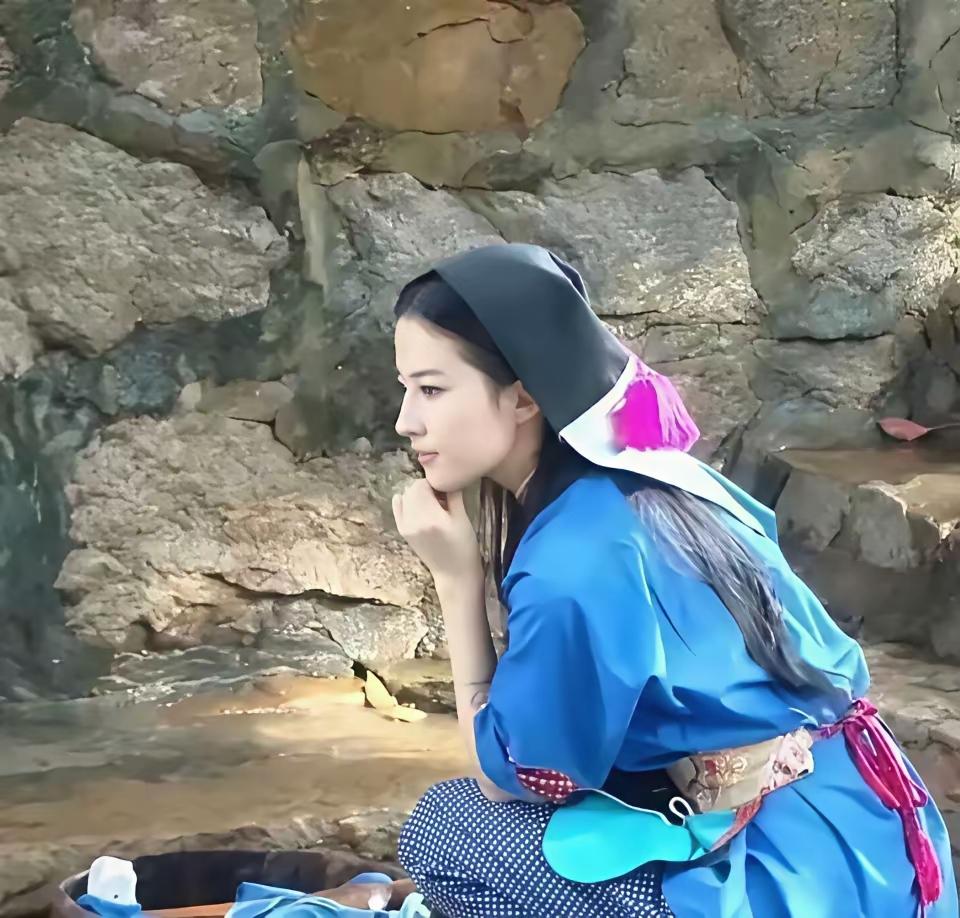 不得不承认，气质这东西，确实是深入骨髓的。“神仙姐姐”，哪怕穿上乡村的粗布衣裳