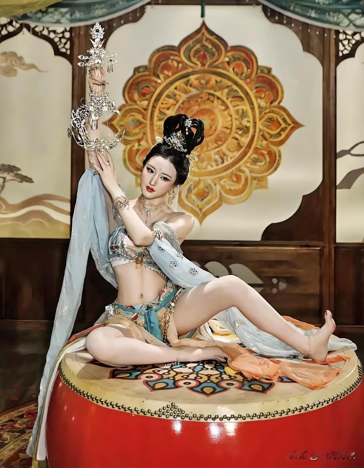 张大千做梦也想不到，敦煌壁画“飞天乐女”真的下凡了。这可是喜欢艺术人物的第一手素
