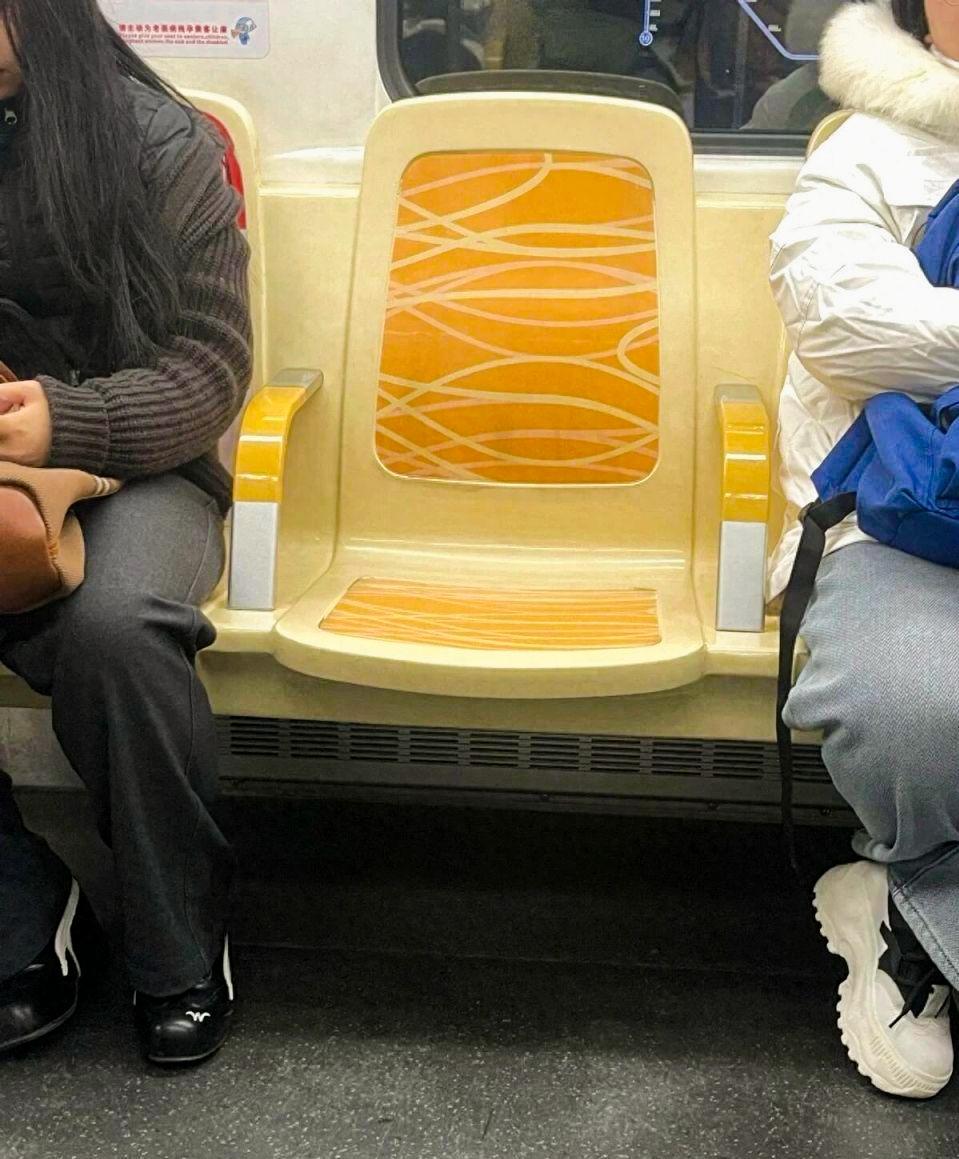 成都地铁带扶手座椅：贴心设计值得推广，也需因地制宜我觉得成都地铁带扶手的座