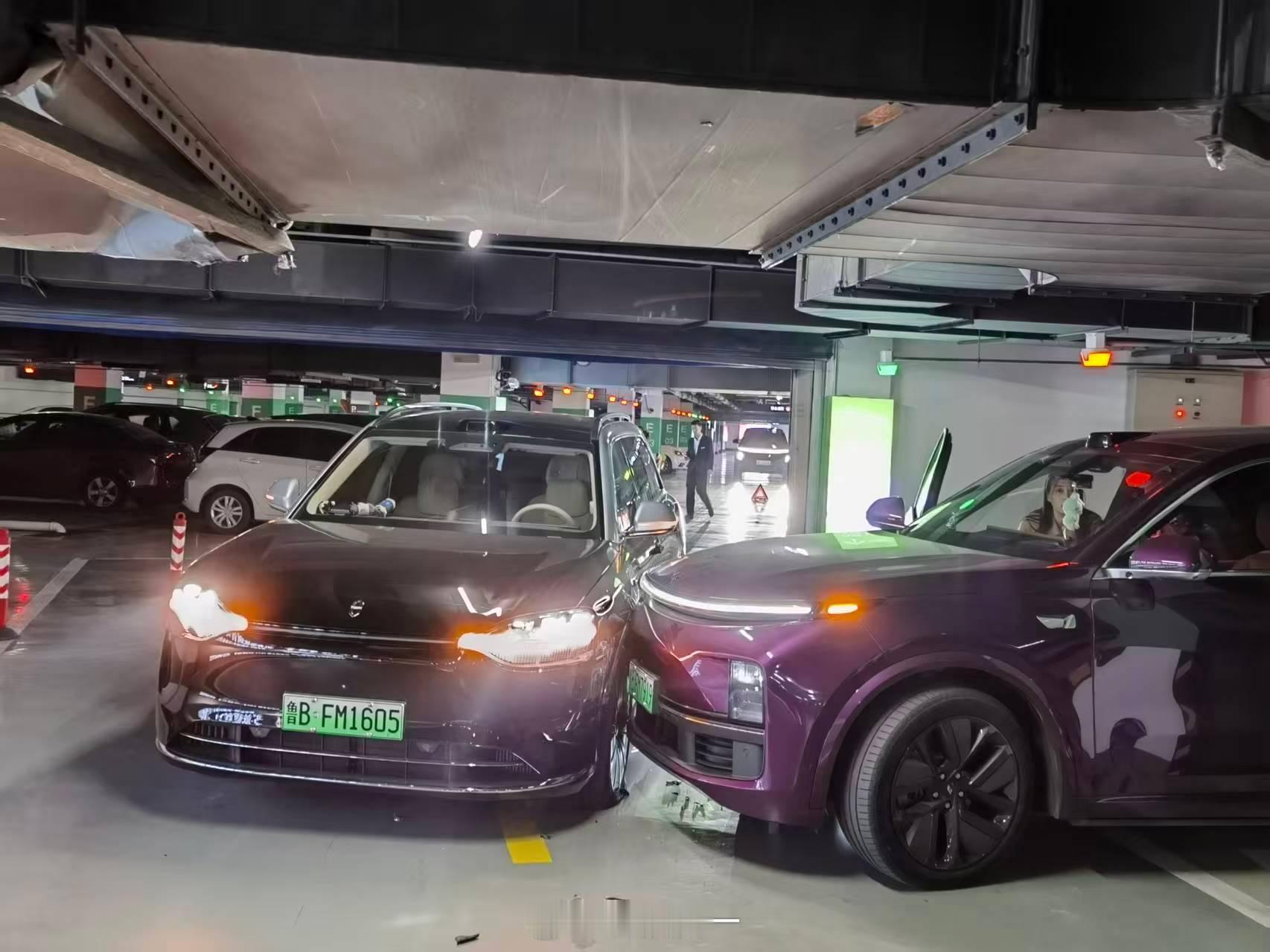 哭死，就在刚刚，朋友开着我的问界M9，被一辆理想L9撞了，轮胎都给干爆了，心疼死