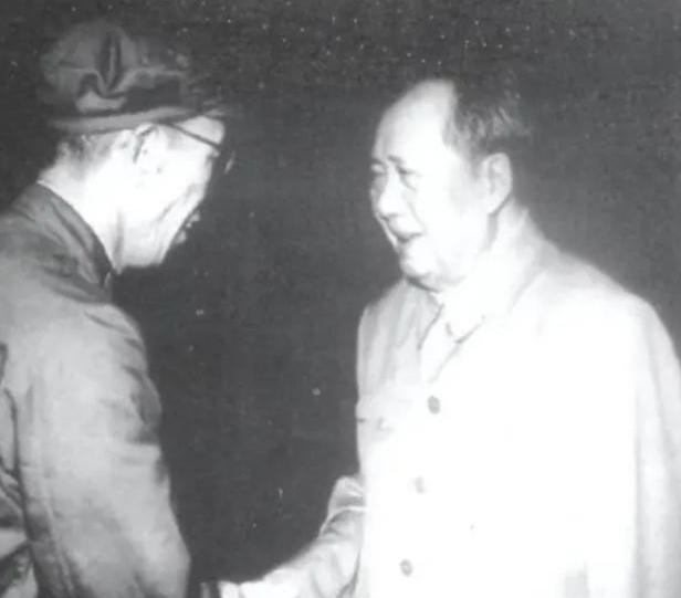 1967年3月，毛主席在接见解放军高级将领时，特地走到梁兴初面前。看到毛主席走过