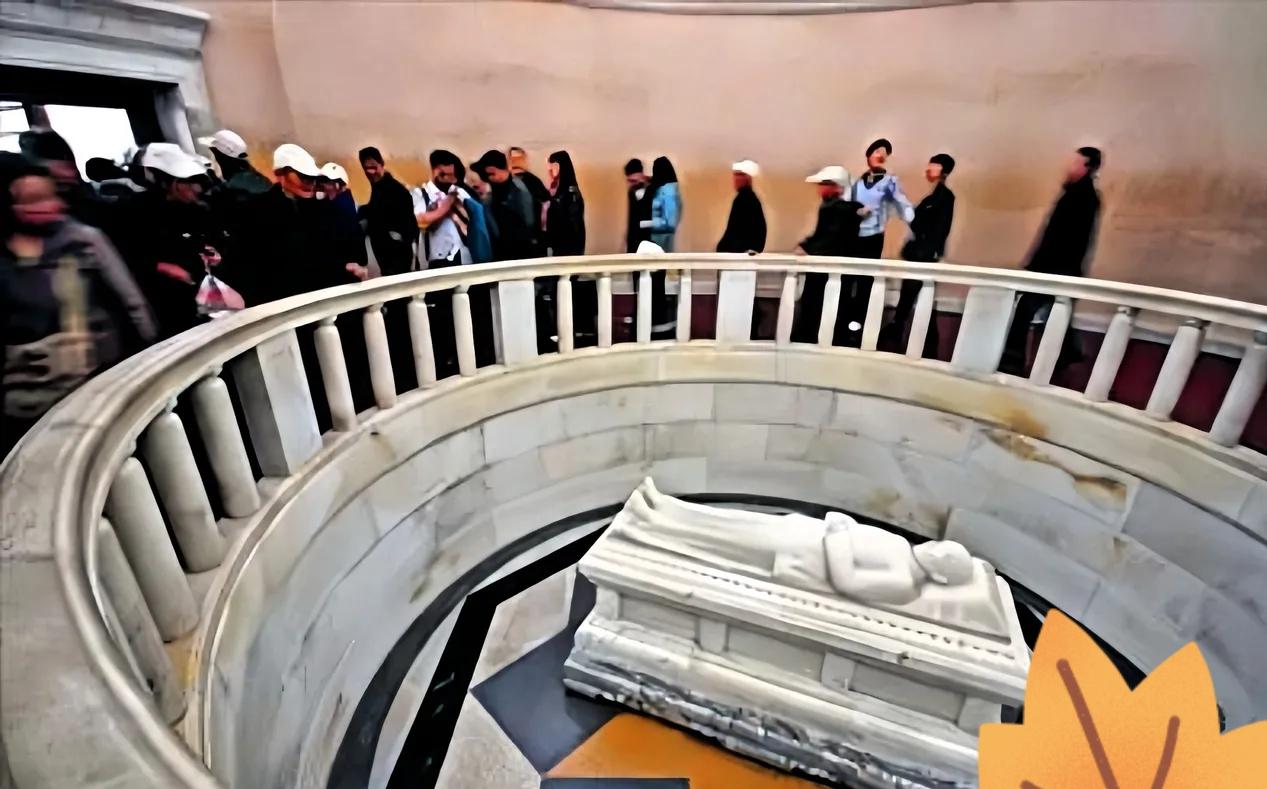 去南京中山陵爬完那392级台阶，多数游客也就是在前面的祭堂转一圈。其实真正的