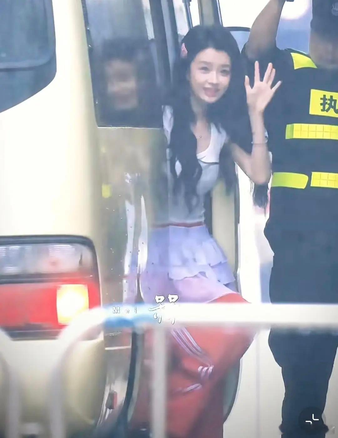 孙怡这个穿搭真是她穿搭生涯的滑铁卢啊，全靠脸撑着