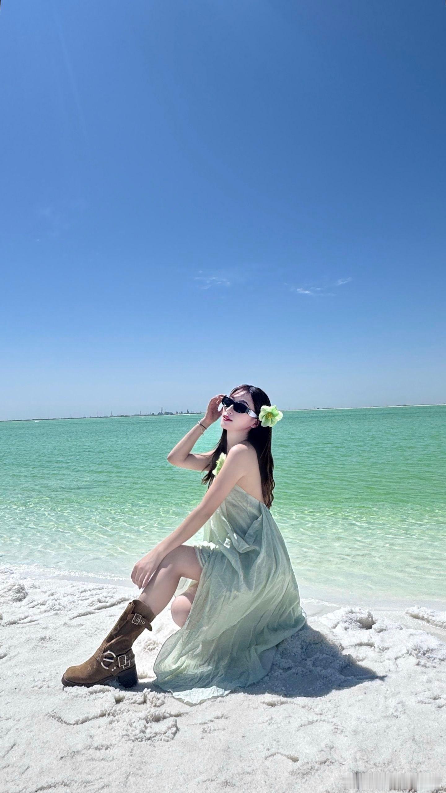 穿衣搭配一个简单的连衣裙美女绘梦长廊