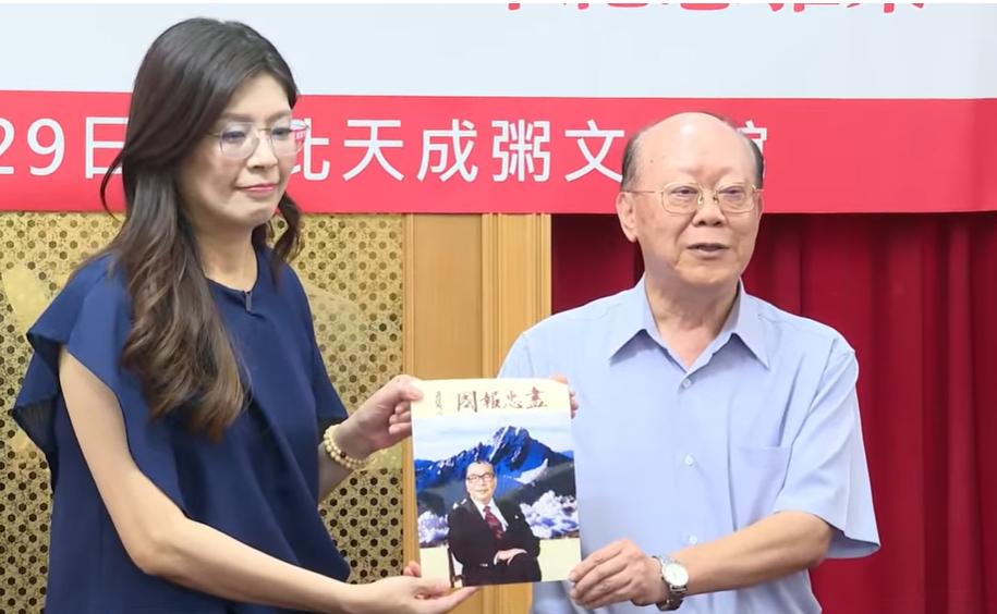 蒋经国随扈赠郑丽文：“尽忠报国”国民党主席候选人郑丽文29日中午参加某活动时