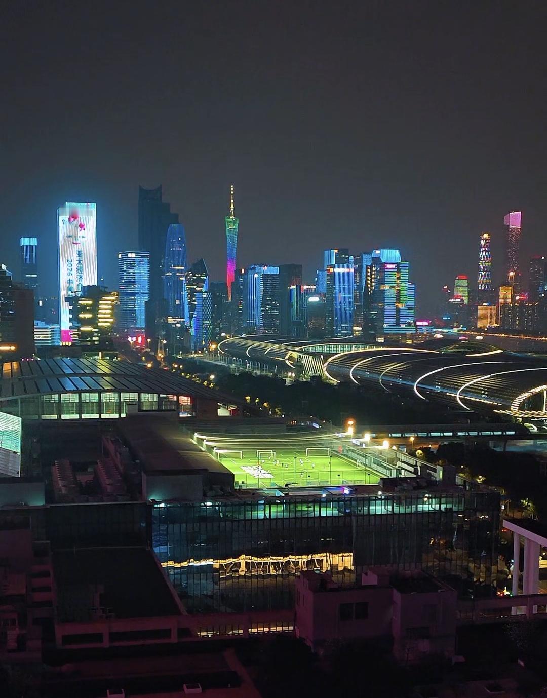 酒店窗外景观不错，广州核心区的美景清晰可见。我对酒店的要求不高，楼层较高景观较好