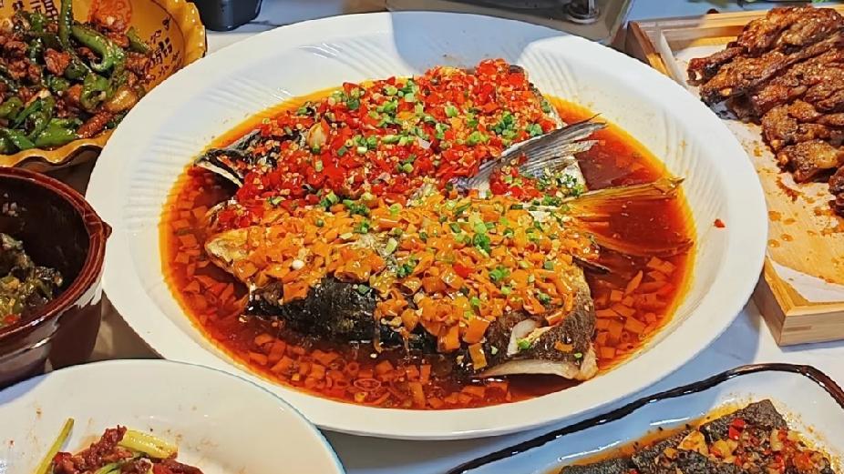 先说结论，我不太看好湘菜能在四川打败川菜，如果川菜处于劣势，只需要做出微小调整就