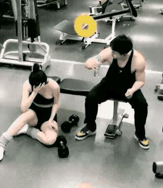 这两个人应该认识吧？如果不认识那绝对尴尬了啊！