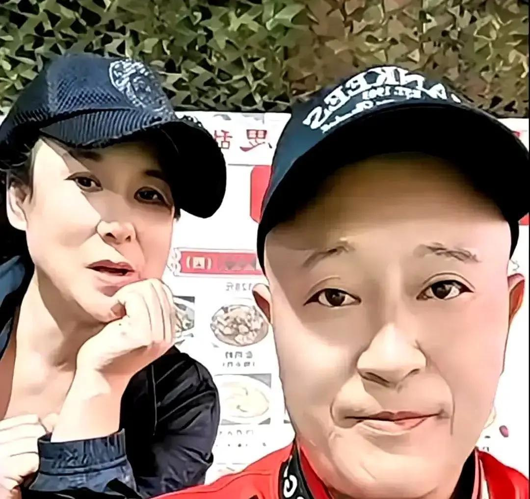 饭局才开席，唐鉴军脸就绿了赵本山把两人按在一起坐，满桌人看热闹。空气像冻住