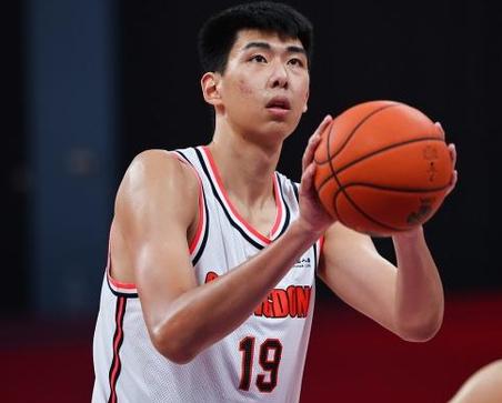 徐昕措手不及！广东男篮和广州龙狮关于徐昕的“召回战”，终于打响了第一枪。