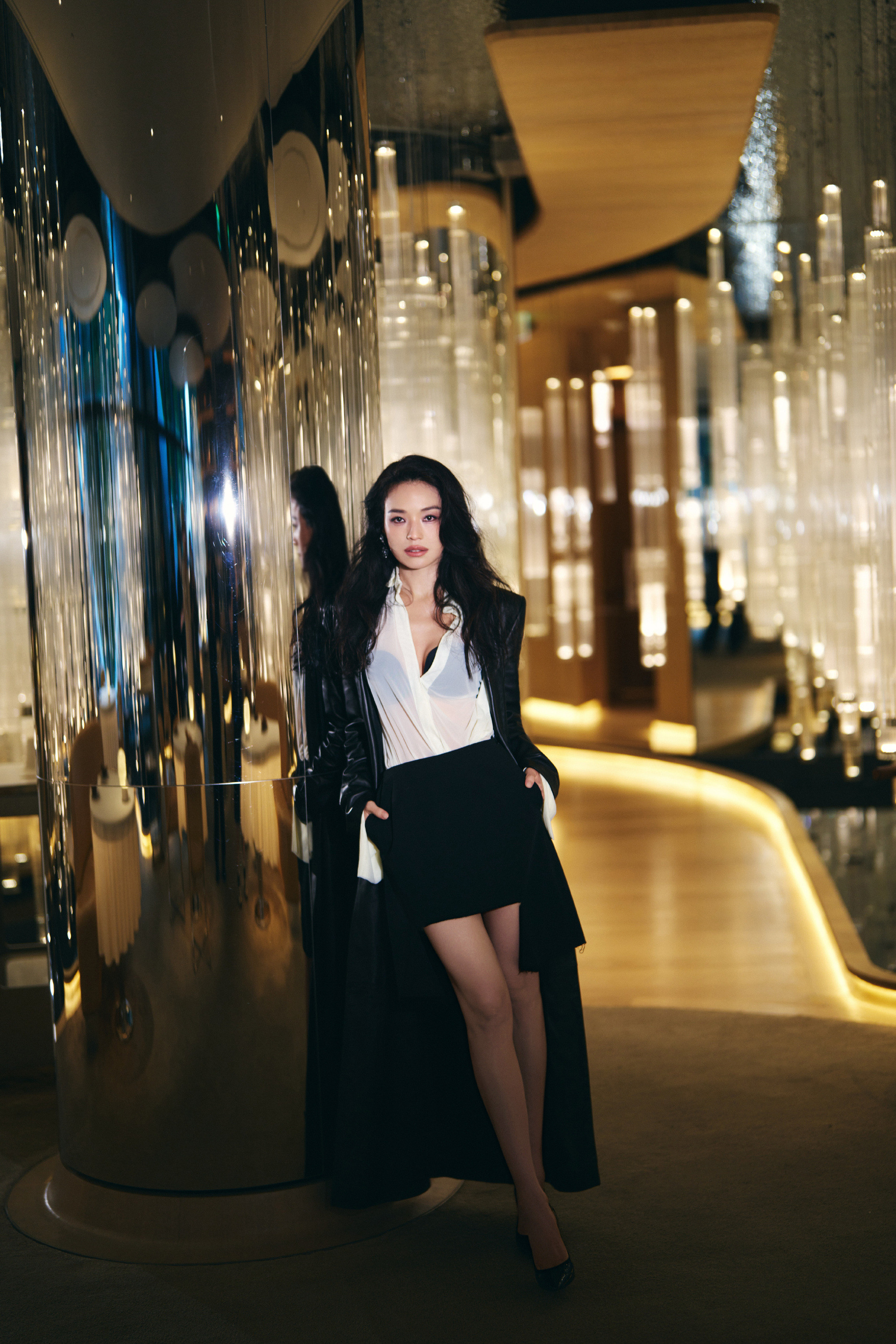 舒淇穿搭写真，黑白交织的暗夜美人。舒淇