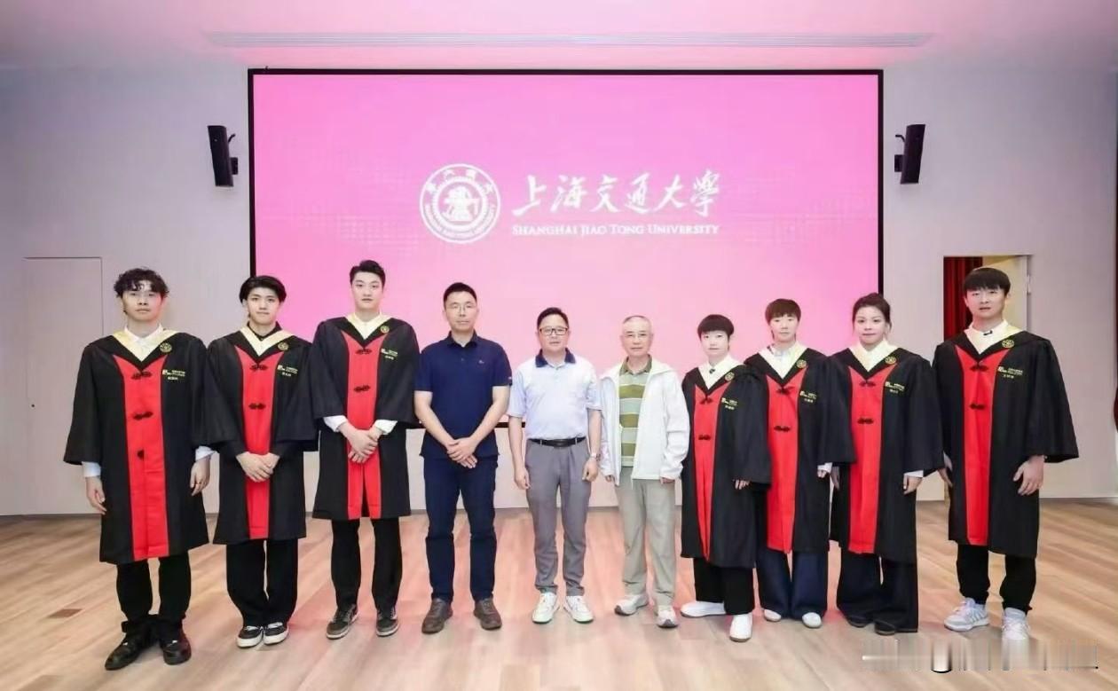 25岁的奥运冠军孙颖莎顺利从上海交大毕业了下一站清华大学社会科学学院的研究生