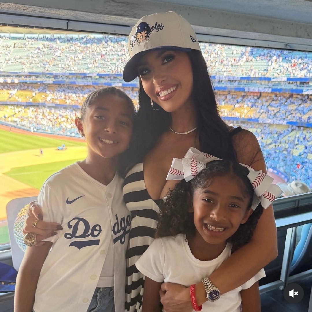 瓦妮莎晒照，女儿太像科比了。#NBA#​