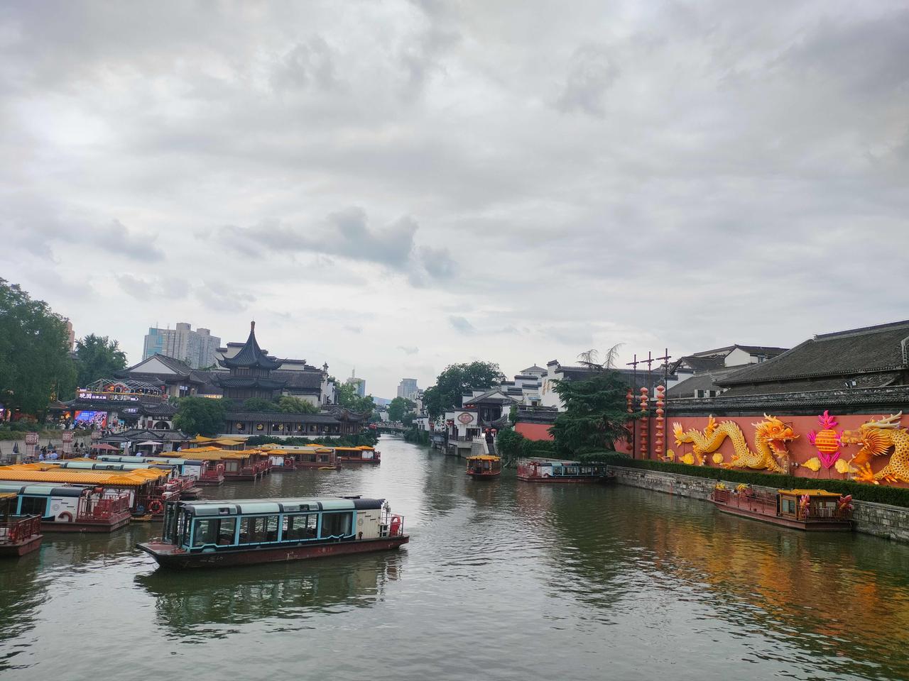南京对外省人而言，是理想的旅游目的地之一，对同在江苏的无锡人而言，南京只是离得比