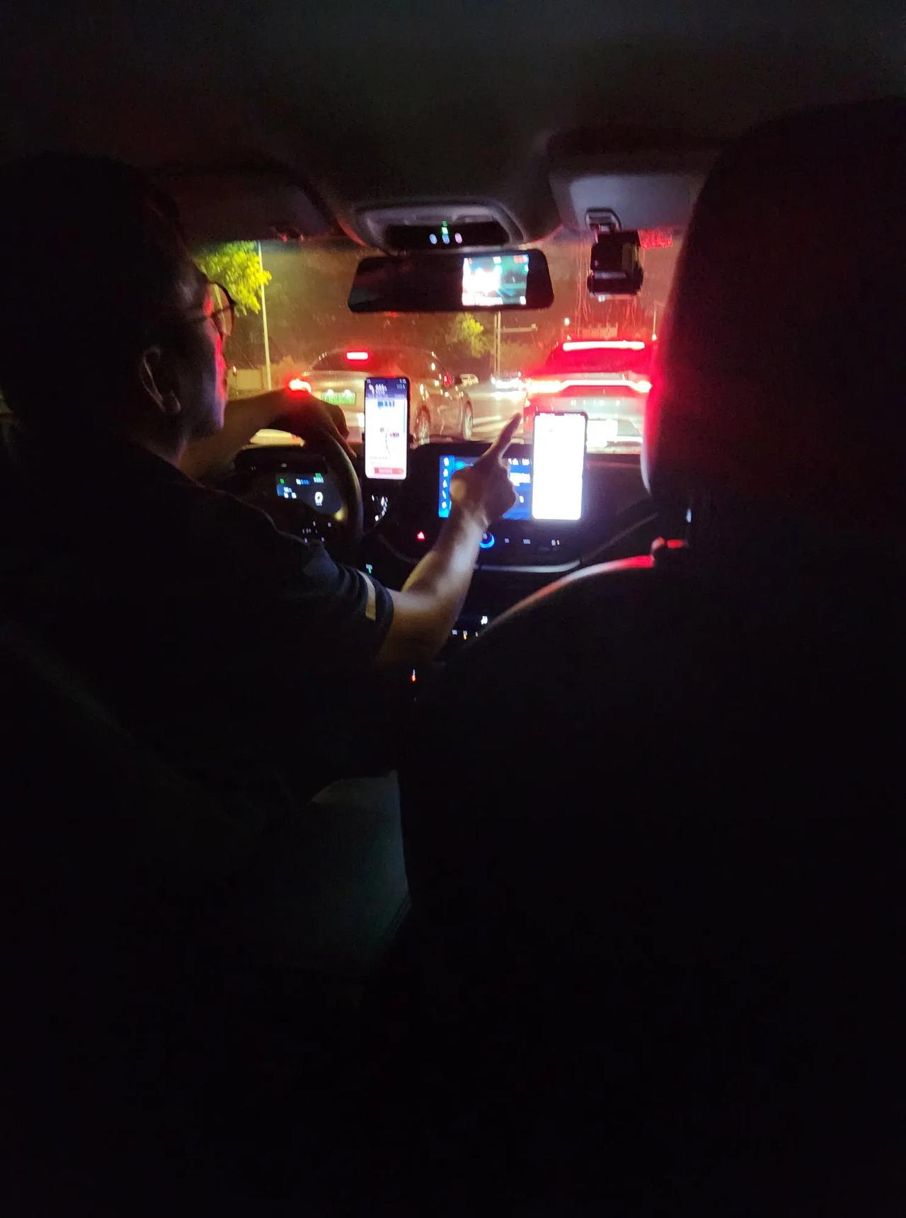 下雨天晚上，加班回家打了个滴滴，滴滴给我从3公里外调车，可是明明有多辆空滴滴开从
